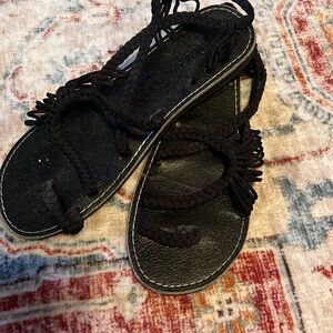 Black Plaka sandals